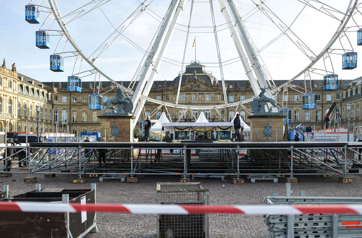 Für die Silvesterparty hat der Aufbau der Bühne, die auf dem Schlossplatz vor dem Riesenrad steht, begonnen.