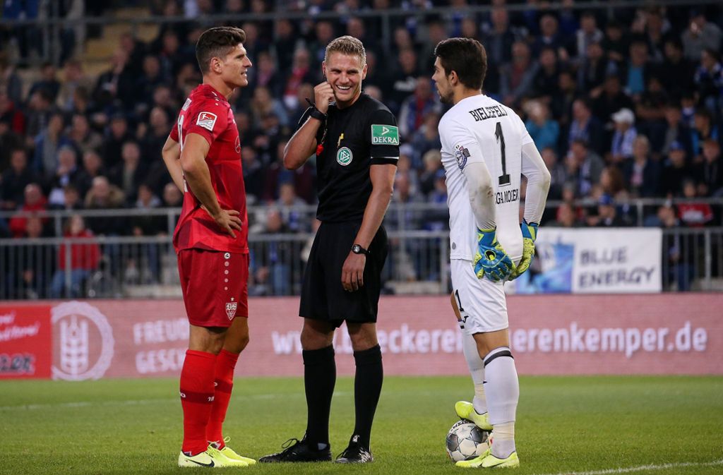 8. Spieltag Abseits: Beim 1:0-Sieg in Bielefeld wird ein Treffer von Mario Gomez nachträglich aberkannt.