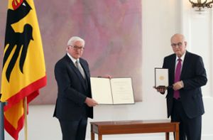 Volker Kauder erhält Bundesverdienstkreuz