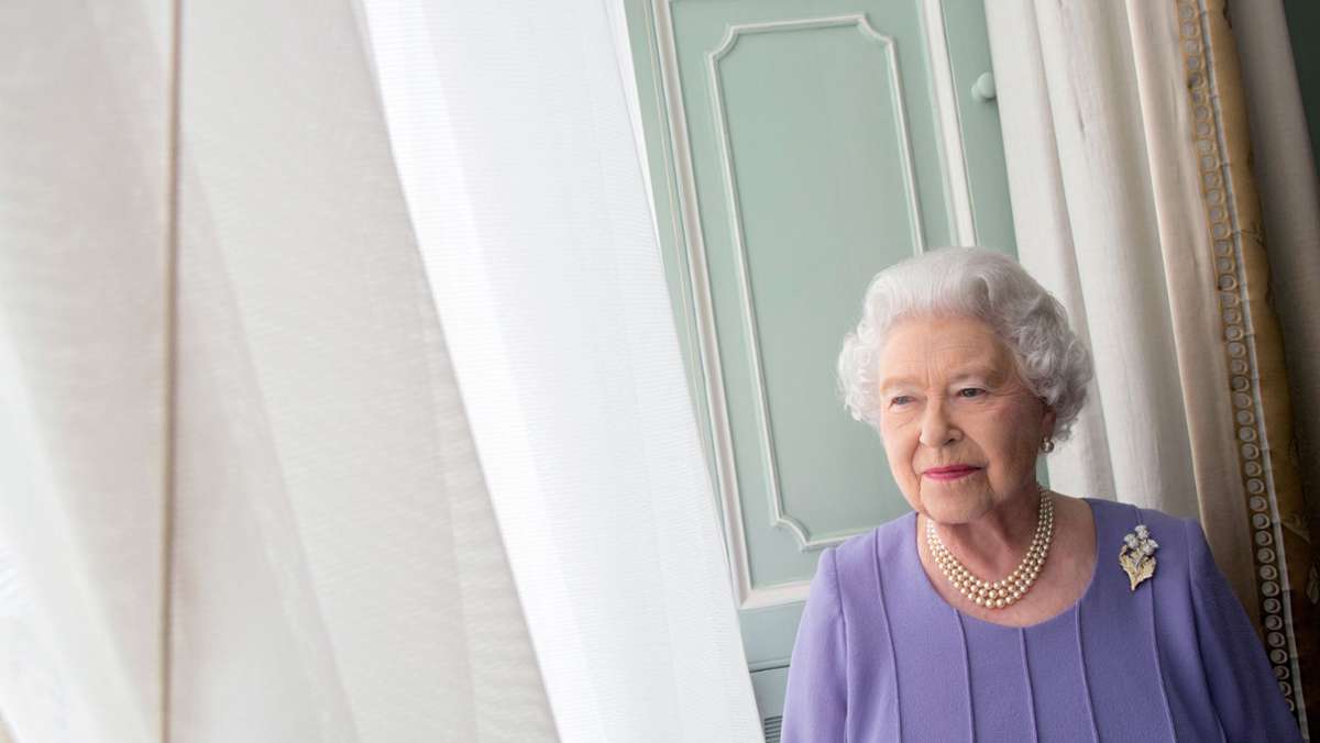  Passend zur neuen Staffel von „The Crown“: Ein prachtvoller Bildband zeigt das öffentliche und das private Leben der berühmtesten Monarchin der Welt. Gestatten, Elisabeth II., Königin des Vereinigten Königreichs Großbritannien und Nordirland. 