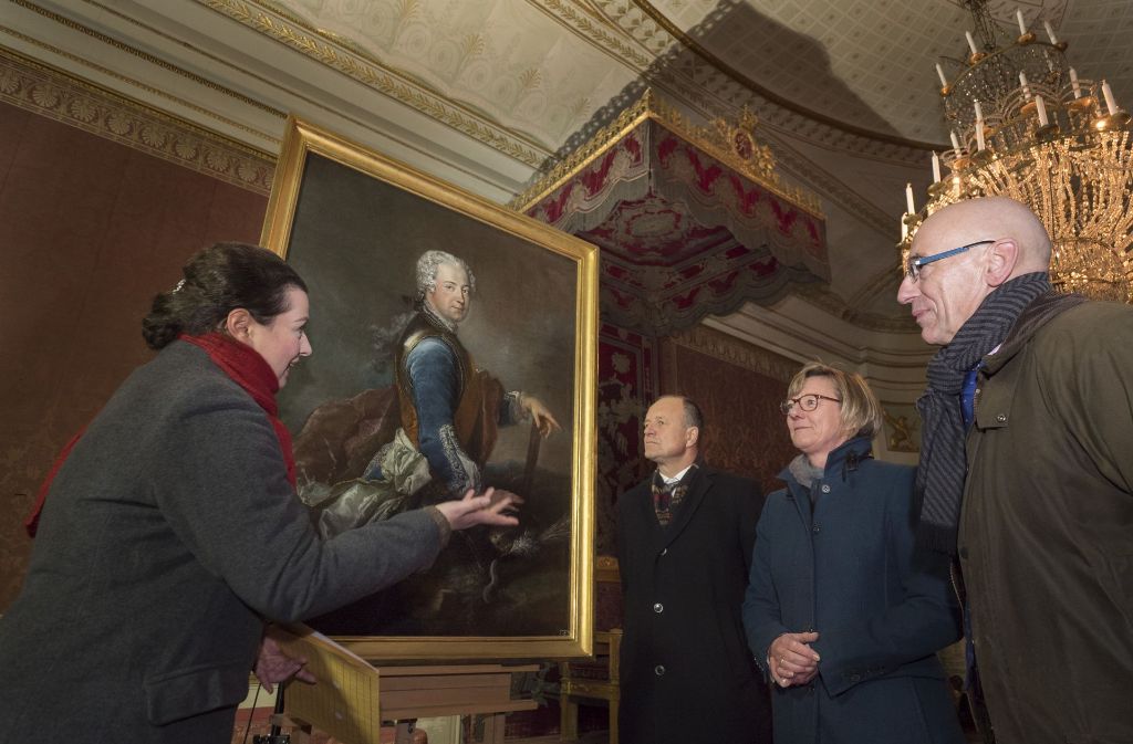Patricia Peschel präesentiert das Porträt von Friedrich des Großen vom Rokoko-Meister Antoine Pesne.