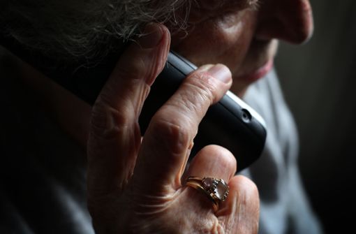 Die Seniorin wurde am Telefon derart in Sorge um ihr Geld versetzt, dass sie zunächst auf die Forderungen der Betrüger einging. Foto: Karl-Josef Hildenbrand/dpa/Karl-Josef Hildenbrand