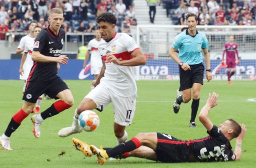 Der VfB-Neuzugang  Omar Marmoush (Mi.) setzt sich gegen den Frankfurter Erik Durm (am Boden) durch. Foto: Baumann