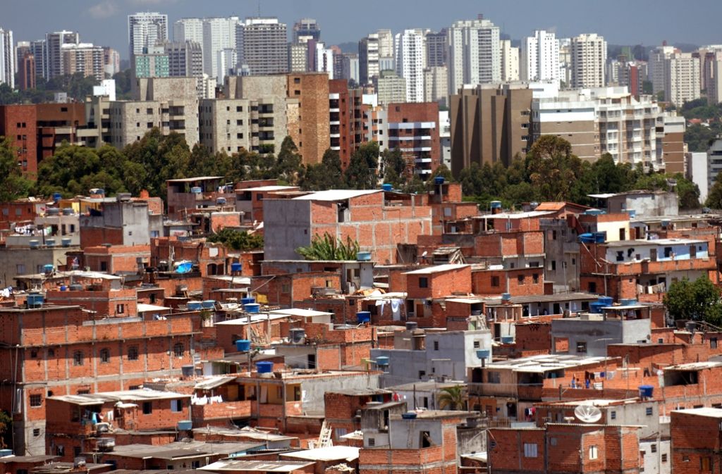 Eng stehen die Behausungen in der riesigen Favela Paraisopolis im Stadtteil Morumbi der brasilianischen Wirtschaftsmetropole Sao Paulo. Im Hintergrund sind die Hochhäuser in den reichen Vierteln zu sehen. 20,61 Millionen Menschen leben laut Demographia in diesem Ballungsraum. Die Zahl der Slumbewohner schießt unaufhaltsam in die Höhe. Rund zwei Millionen Menschen hausen unter schlimmsten hygienischen Umständen in Bruchbuden in den sogenannten Favelas. Die Wohlhabenden ziehen sich derweil immer mehr in ghettoähnliche Wohnanlagen zurück.