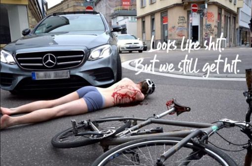 Mit drastischen Bildern reagiert der Radentscheid Stuttgart auf die Fahrradhelm-Kampagne des Verkehrsministeriums. Foto: Radentscheid Stuttgart