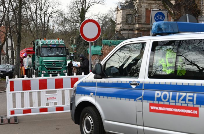 Umzug in Halle abgebrochen: Von Festumzugswagen überrollt  – Frau   lebensbedrohlich verletzt