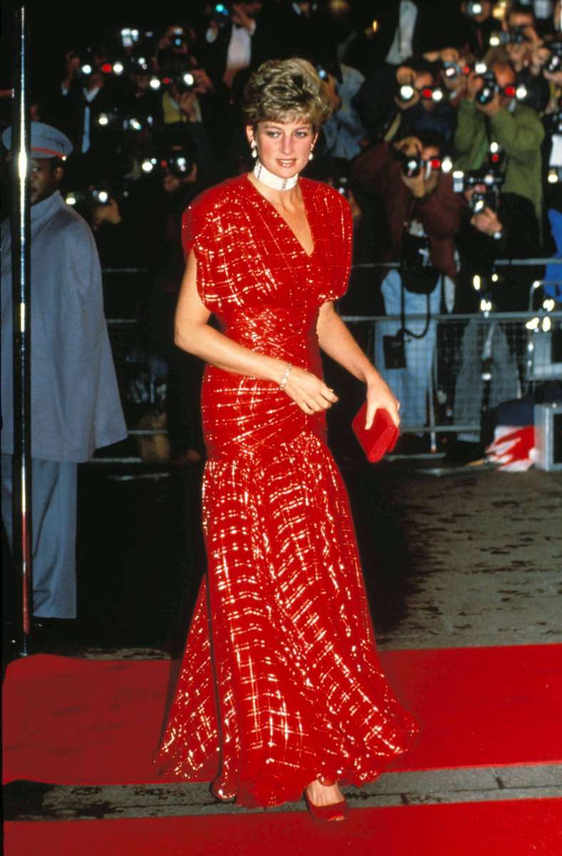 1989: Ein weiterer Designer, zu dessen Entwürfen die Prinzessin von Wales immer wieder griff, war Bruce Oldfield. Dieses mit Goldfäden durchwirkte knallrote Abendkleid trug Diana zu einem Empfang in London.
