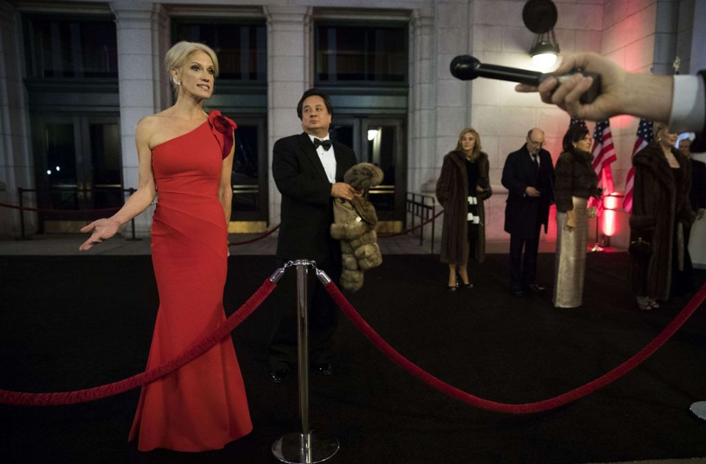Kellyanne Conway, die Wahlkampfmanagerin von Donald Trump erscheint in einem roten Kleid.