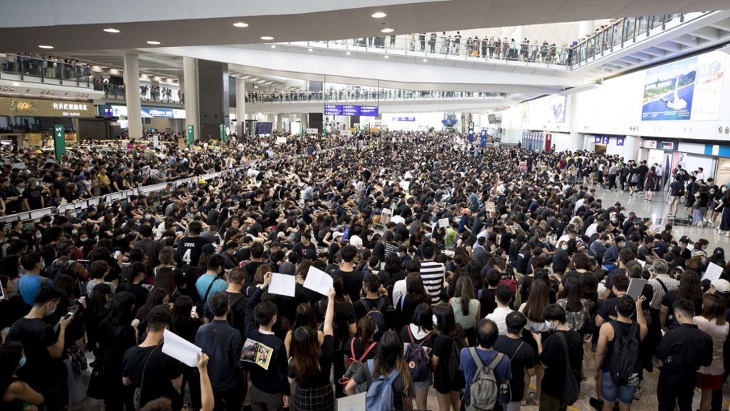 Proteste in Hongkong: Flughafen schmeißt Demonstranten raus