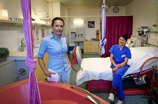 Chefärztin Monica Diac und die leitende Hebamme Cornelia Kraus begleiten die Einführung des hebammengeführten Kreißsaals am Leonberger Krankenhaus. Foto: Simon Granville
