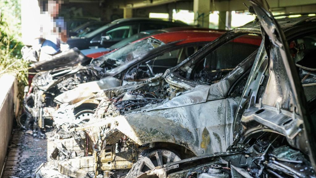 Feuer in Waiblingen: Fahrzeuge brennen in Parkhaus – hoher Sachschaden