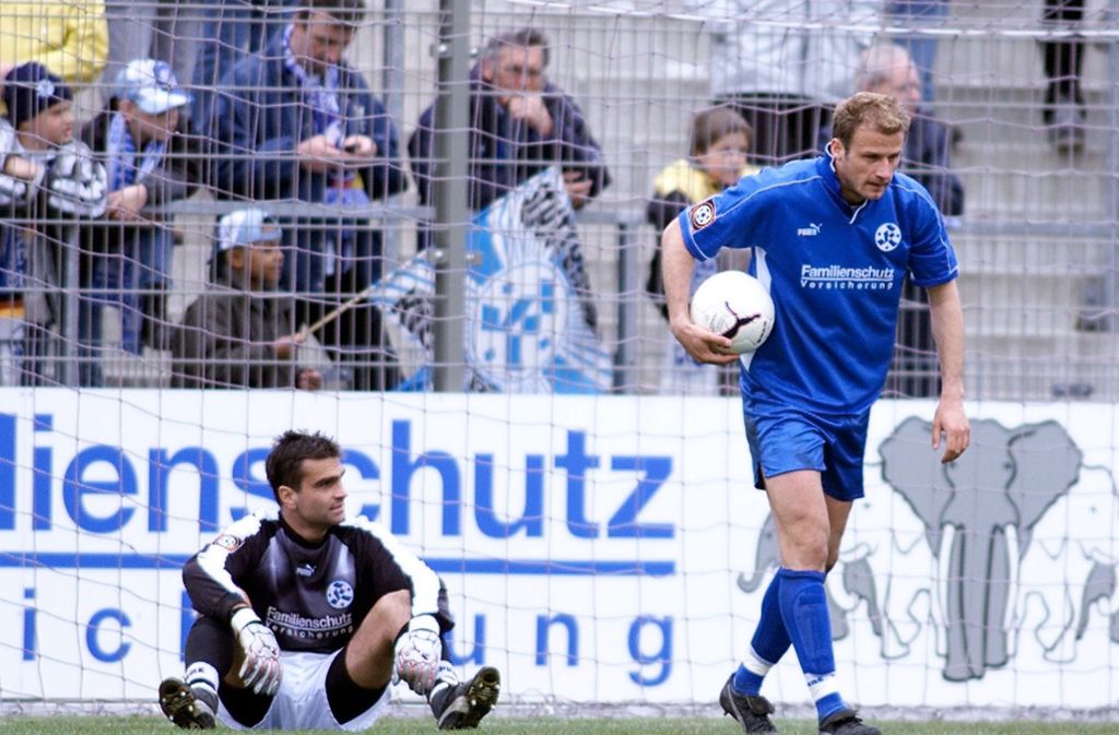Ex-Kickers-Keeper Bernd Klaus ist eine Legende im Tor der Blauen. Wie auch Christian Kritzer gehörte er zur letzten Zweitligamannschaft der Stuttgarter Kickers die 2001 aus der 2. Bundesliga abstieg.