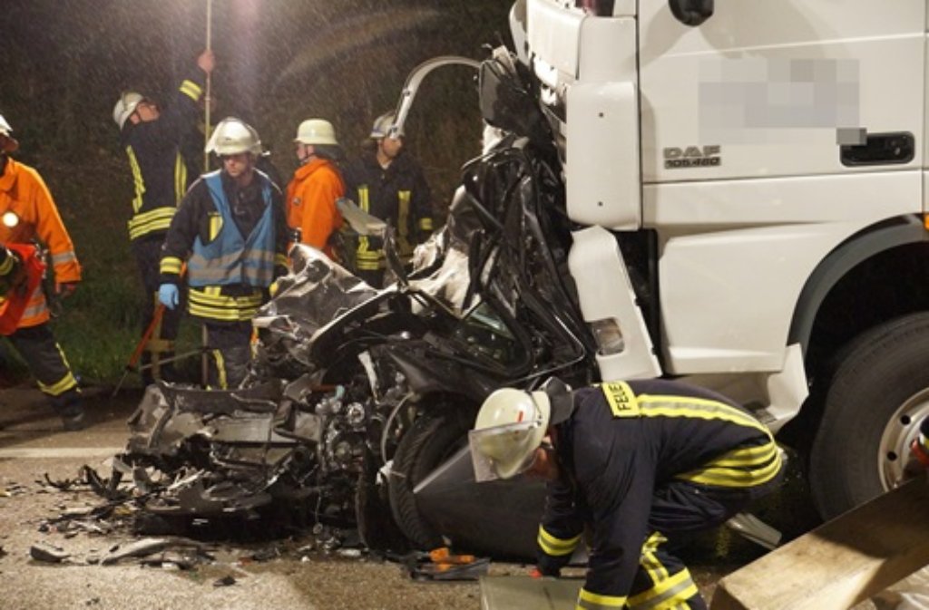 Bei einem schweren Unfall am frühen Freitagmorgen ist auf der A8 Richtung Stuttgart auf der Höhe von Kirchheim-Ost ein Ehepaar ums Leben gekommen. Ein Lkw hatte den Opel der 45-jährigen Frau auf einen vorausfahrenden Laster geschoben. Die Polizei sucht Zeugen.