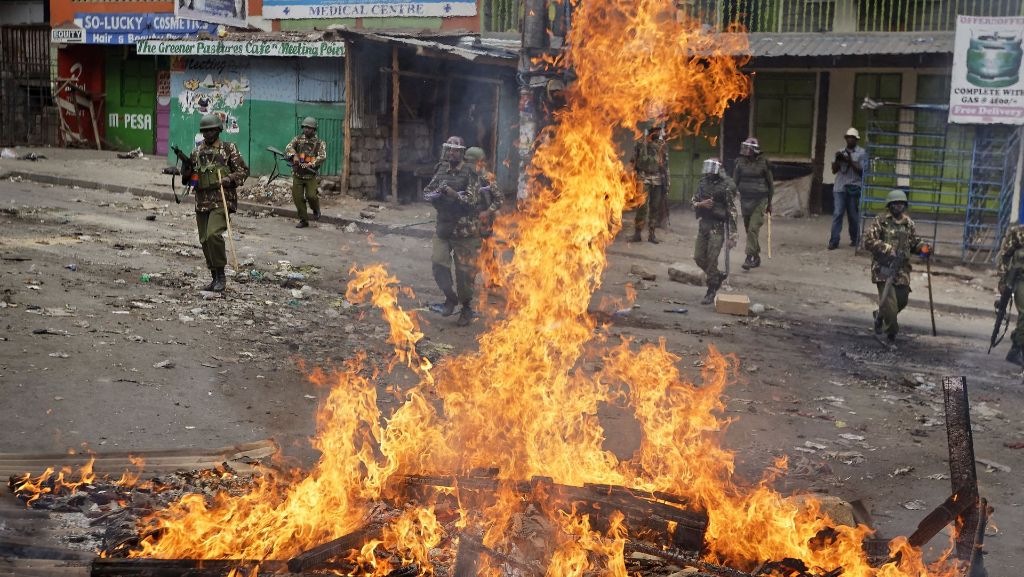  Unruhen waren nach der Bekanntgabe des Abstimmungsergebnisses in Kenia bereits befürchtet worden. Obwohl die unterlegene Opposition nicht zu Massenprotesten aufgerufen hat, kostet die Gewalt mehrere Menschen das Leben. Unter den Opfern ist auch ein neunjähriges Mädchen. 