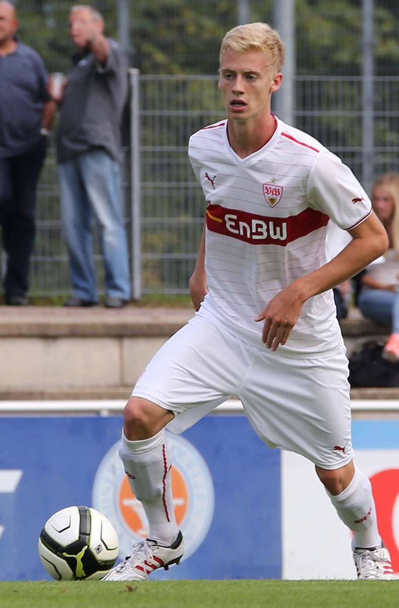 Timo Baumgartl (Foto: 2013 als A-Junior) – Als 15-Jähriger kam der Böblinger zum VfB, mit dem er deutscher B-Jugendmeister wurde. In dieser Zeit wurde er vom Stürmer zum Innenverteidiger umgeschult. 2014 erhielt er seinen ersten Lizenzspielervertrag, in der Rückrunde der Saison 2014/15 wurde er unter dem damaligen VfB-Cheftrainer Huub Stevens zum Stammspieler und trug in der Spielzeit 2016/17 mit der Zweitliga-Meisterschaft zum direkten Wiederaufstieg des VfB bei. Trotz eines bis 2022 laufenden Vertrags ohne Ausstiegsklausel wechselte Baumgartl 2019 in die Niederlande zur PSV Eindhoven, wo er einen Vertrag bis 2024 erhielt.