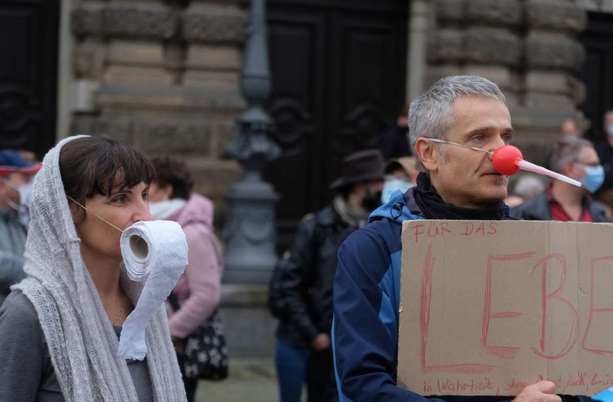 Teilnehmer einer Demonstration der Bewegung ·Querdenken 351· in Dresden. Foto: dpa/Sebastian Willnow