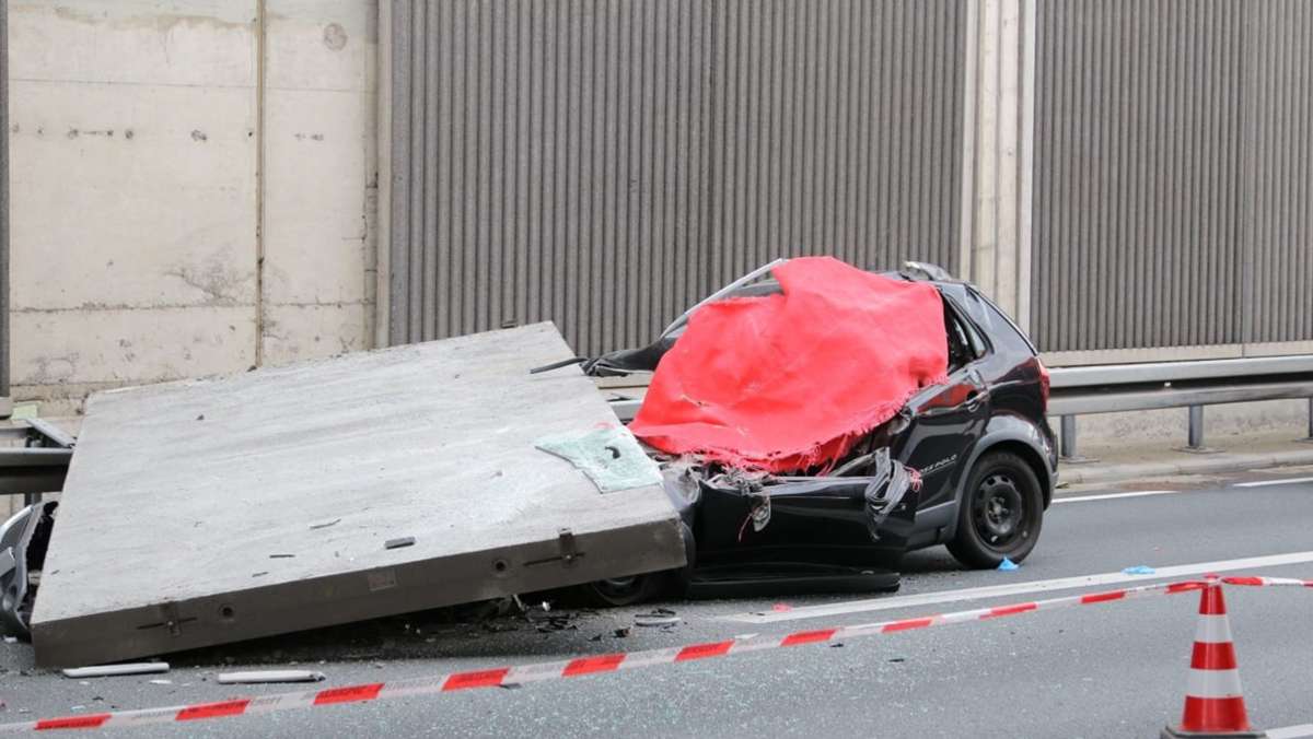  Am Freitagvormittag löst sich auf der Autobahn 3 bei Köln eine tonnenschwere Betonplatte aus einer Lärmschutzwand und stürzt auf einen Wagen. Die Fahrerin stirbt, die Kriminalpolizei ermittelt. 