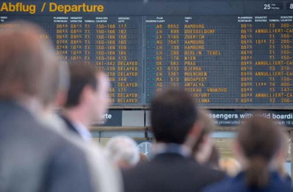 Sollten die Fluglotsen tatsächlich streiken, wären auch Urlauber auf dem Stuttgarter Flughafen betroffen. Foto: dpa
