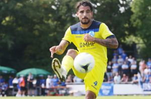 Stuttgarter Kickers siegen beim FC Nöttingen: Die Blauen halten Druck auf  SGV Freiberg hoch