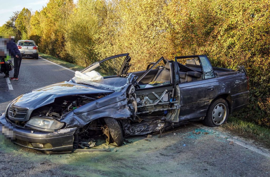 Die Fahrerin des Opels wurde bei dem Unfall schwer verletzt.