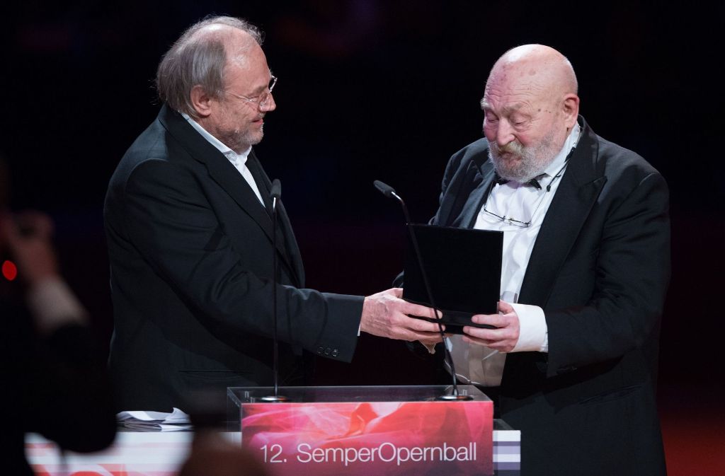 Der österreichische Schauspieler und Regisseur Klaus Maria Brandauer (links) übergibt den St. Georgs Orden an den deutschen Schauspieler Rolf Hoppe.