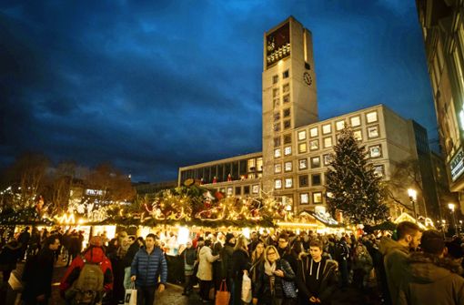 Der Weihnachtsmarkt auf dem Marktplatz findet dieses Jahr statt. Das Foto zeigt die beleuchteten Stände 2018. Foto: Lg/Achim Zweygarth