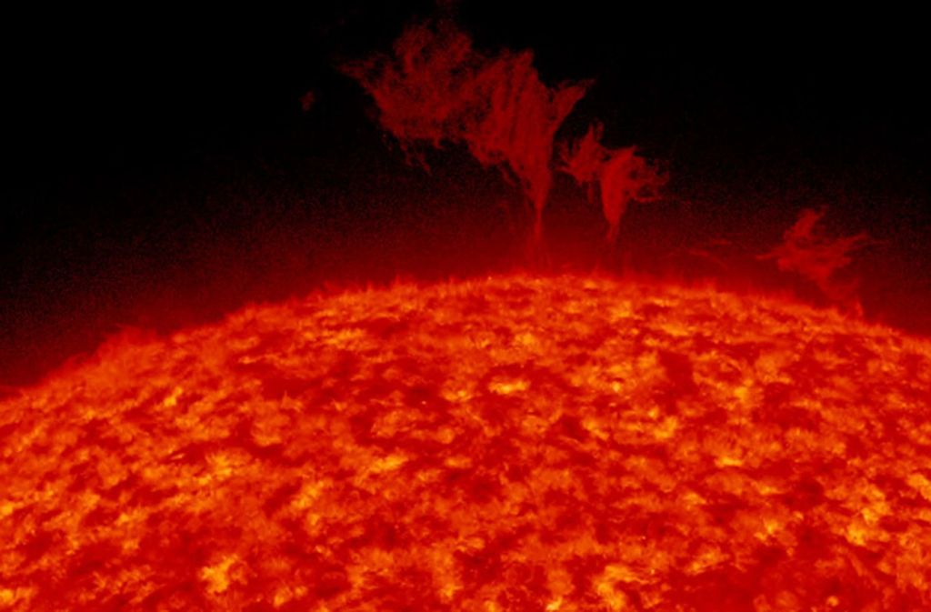 Die Sonne speit ständig Strahlung und geladene Teilchen in den Weltraum aus– den sogenannten Sonnenwind. Wenn dieser Strahlenstrom für kurze Zeit und in einem begrenzten Gebiet sich massiv verstärkt, spricht man von einer Sonneneruption.