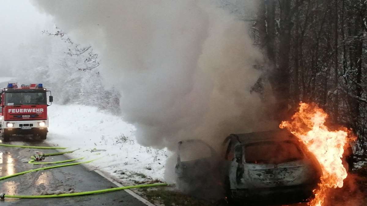  Ein Fahrer prallt mit seinem Wagen gegen einen Baum, das Auto fängt sofort an zu brennen. Die beiden Insassen können sich schnell genug aus dem Innenraum befreien. 