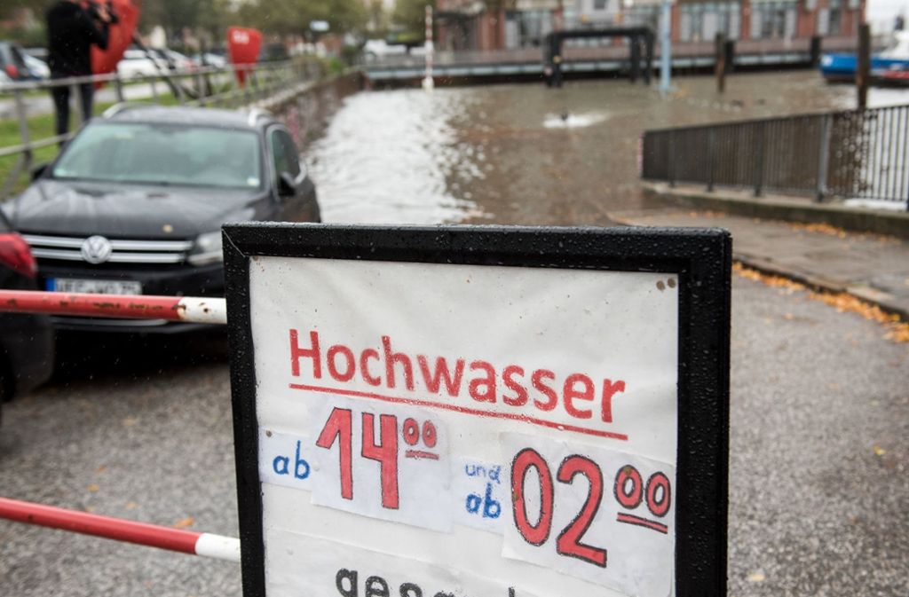 Das Mittag-Hochwasser an der Küste und das Nachmittag-Hochwasser in Hamburg und Bremen werde am Dienstag etwa 1,5 Meter höher erwartet als das mittlere Hochwasser, hatten das Bundesamt für Seeschifffahrt und Hydrographie sowie die niedersächsische Küstenschutzbehörde NLWKN gewarnt.