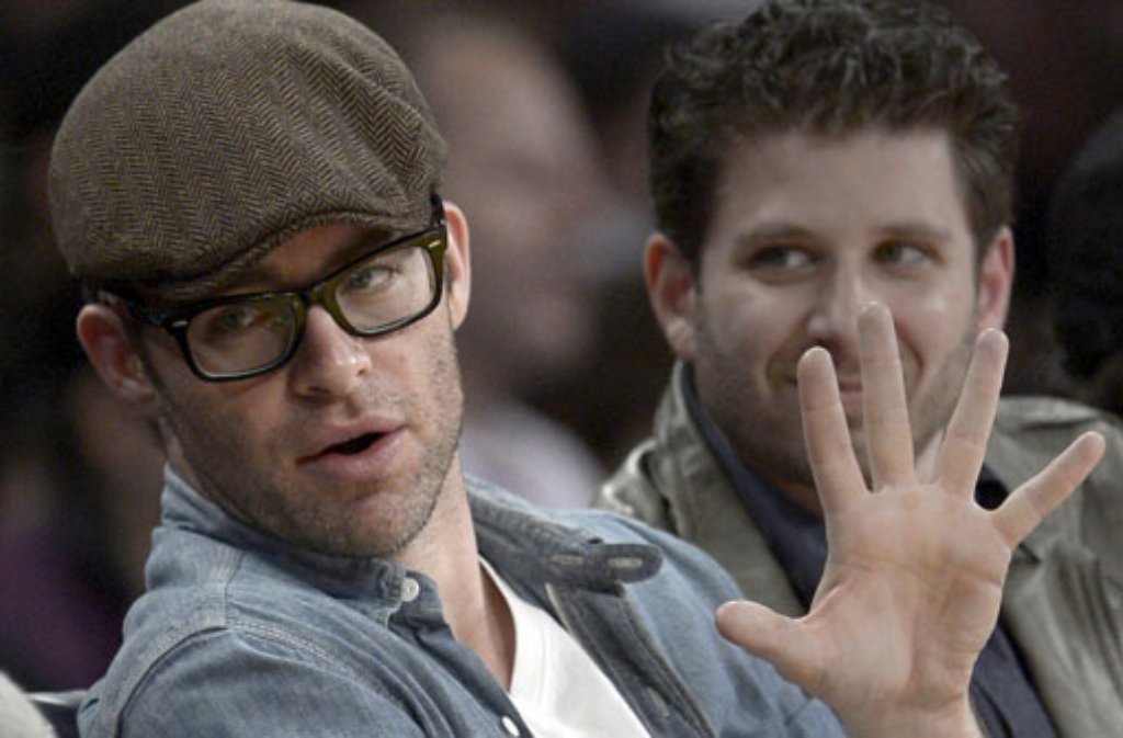 Star-Trek-Star Chris Pine inkognito bei einem Basketball-Spiel: Mit Brille und Kappe erkennt man den Schauspieler kaum wieder.