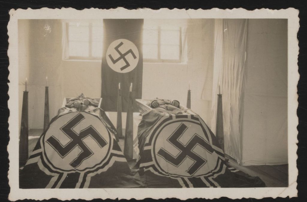 Niemann starb beim Aufstand der jüdischen Gefangenen in Sobibor am 14. Oktober 1943. Das Foto zeigt den Aufbahrungsraum auf dem deutschen Soldatenfriedhof in Chelm. Die Beschriftung „Niemann“ auf der Rückseite des Abzugs lässt vermuten, dass sein Leichnam im Sarg rechts liegt.