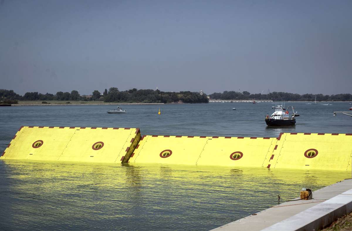 Barrieren des Hochwasserschutzprojekts „Mose“ ragen aus dem Wasser. Die Behörden in Venedig erwarten in den kommenden Tagen wieder steigende Meeresspiegel.