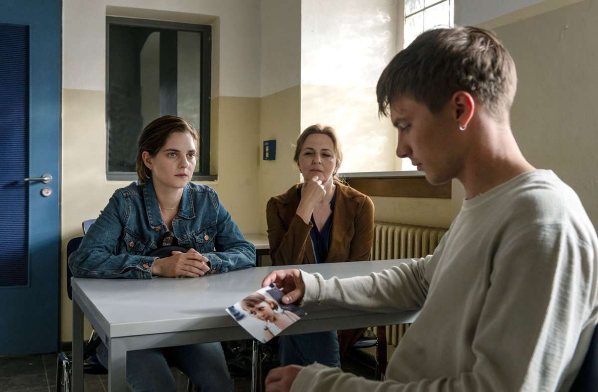 Anna Notrup (Martina Gedeck) hofft, dass es gut für Samuel (Gustav Schmidt) ist, wenn er Kontakt zu seiner Tochter und der Ex-Freundin bekommt, deshalb hat sie Katharina (Vanessa Loibl) zu einem Besuch im Gefängnis überredet.
