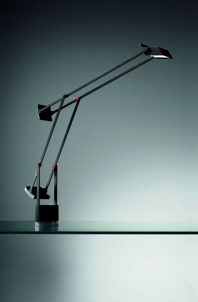 Ein Designklassiker: Schreibtischleuchte „Tizio“ (Artemide), entworfen von Richard Sapper, der Industriedesign in Stuttgart lehrte.