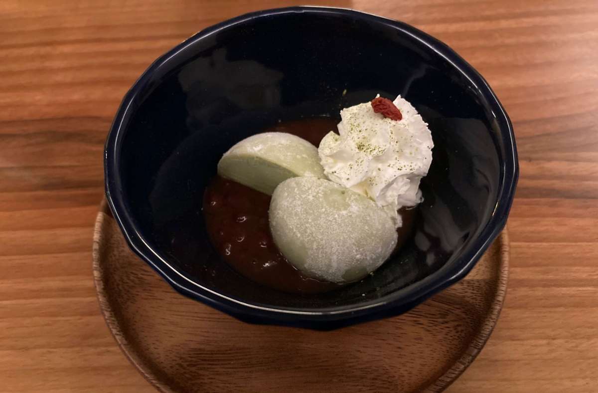Grün-schwarzer Nachtisch: Matcha Mochi-Eis in einer Azukibohnen-Soße
