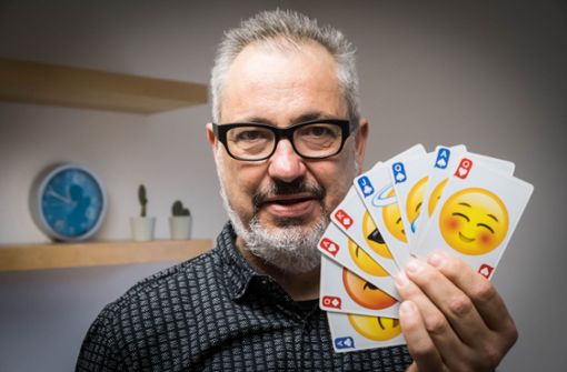 Berthold Schymura zaubert mit den Gesichtern der   Emoji-Karten. Foto: Lg/Achim Zweygarth