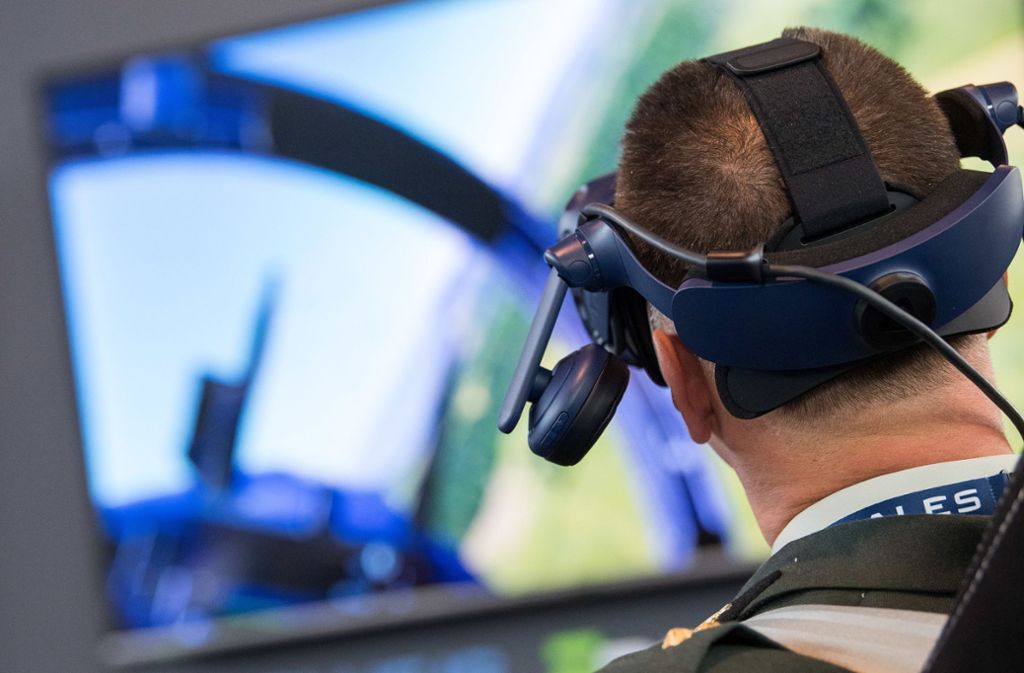 ... Besucher mit Kopfhörern und VR-Brillen: Die Bilder erinnern beinahe an Fotos von Gaming-Messen.