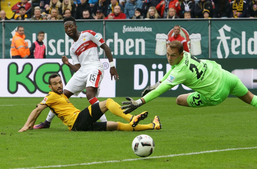 Torhüter Marvin Schwäbe (Dynamo Dresden/21) will keinen Ball durchlassen.