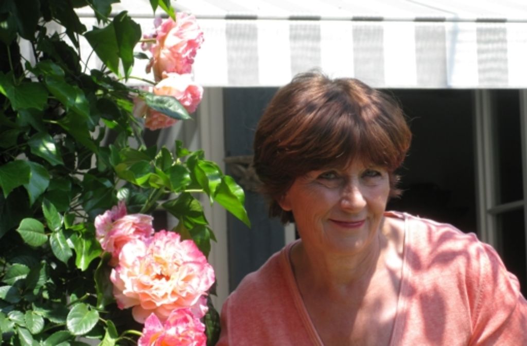 Ingrid Beck liebt die Rosen in ihrem Garten in Riedenberg.