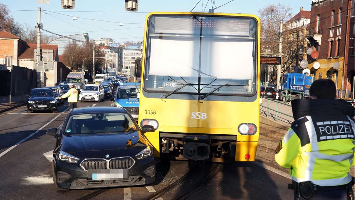  Eine BMW-Fahrerin missachtet wohl das Rotlicht einer Ampel in der Pragstraße und kollidiert mit einer Stadtbahn. Behinderungen im Straßen- und Stadtbahnverkehr sind die Folge. 