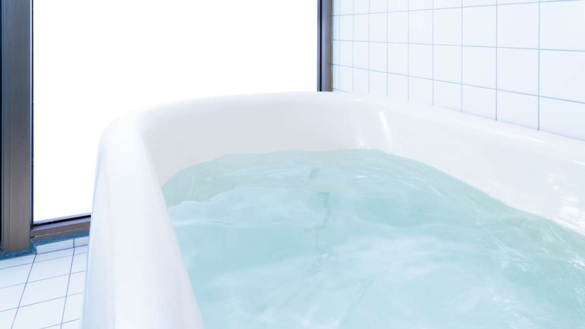 Überlauf der Badewanne stinkt: So reinigen Sie ihn