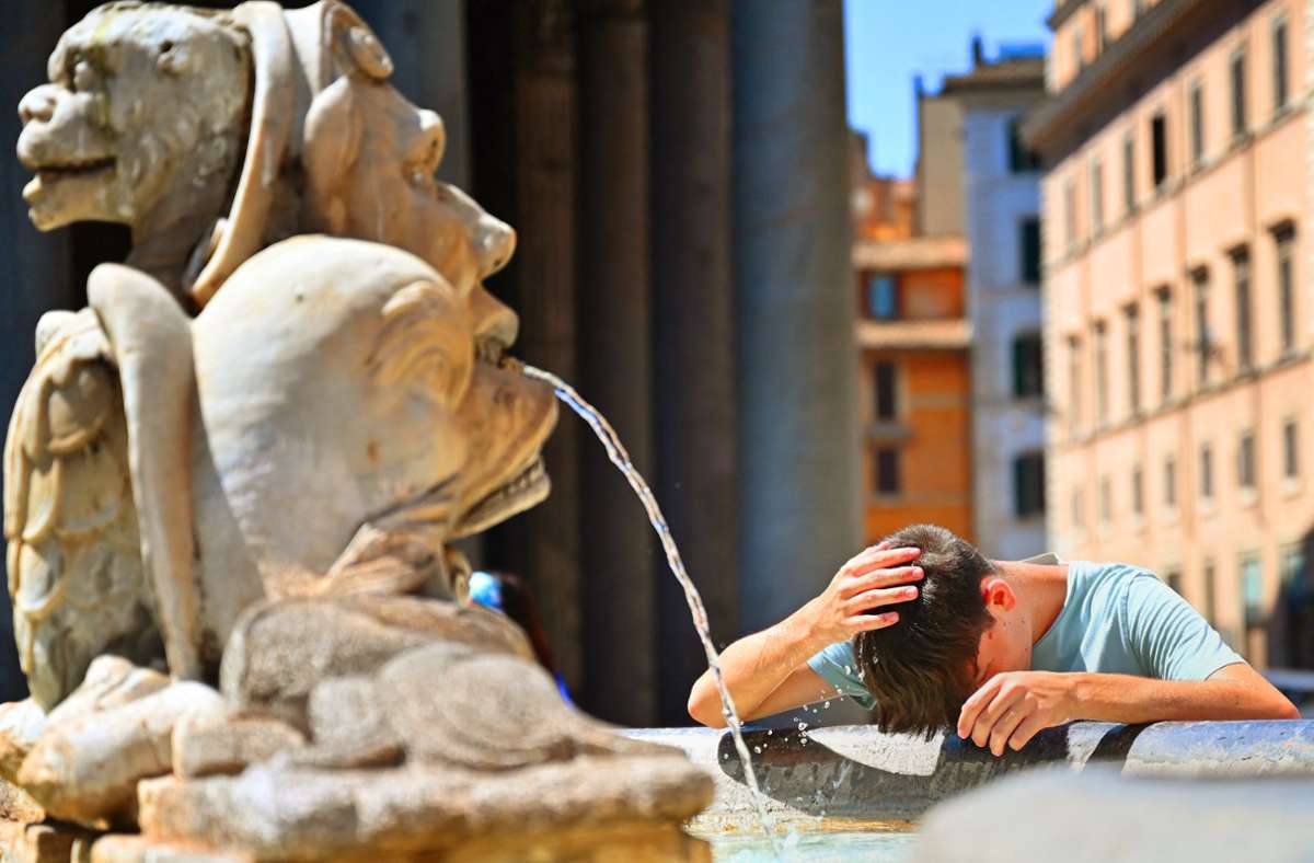 Ein Junge kühlt sich am Brunnen der Piazza della Rotonda in Rom ab.
