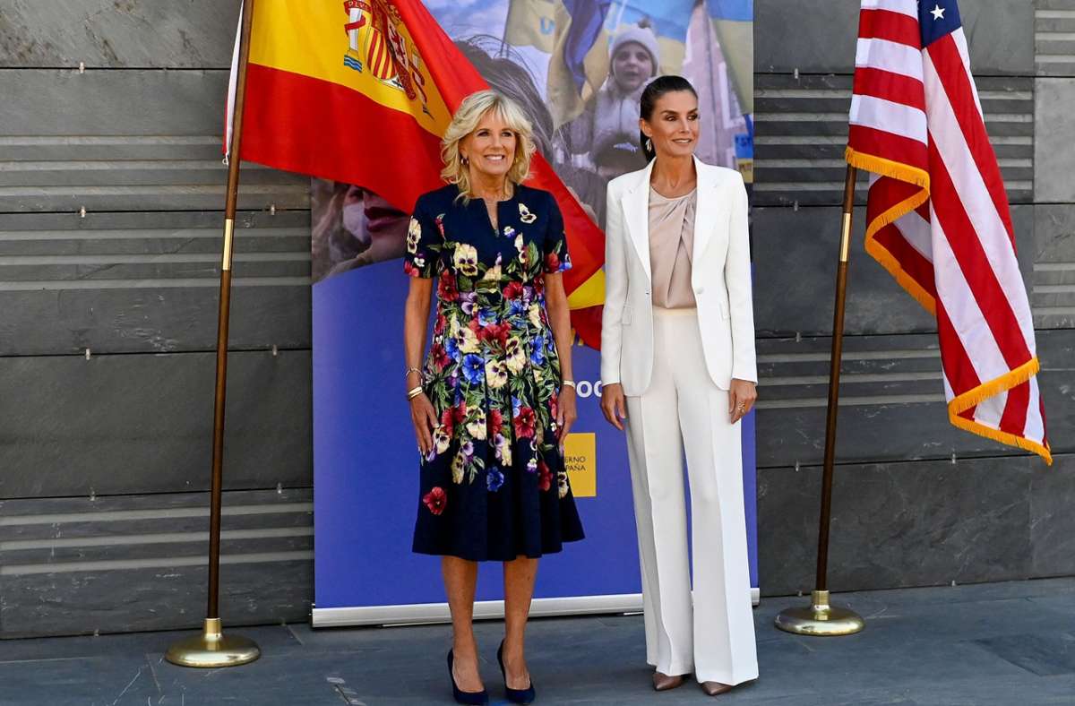 Die spanische Königin Letizia (rechts) und die US-amerikanische First Lady Jill Biden (links) beim Besuch eines Aufnahmezentrums für ukrainische Flüchtlinge. Das Zentrum in Pozuelo de Alarcón am Stadtrand von Madrid ist eine von vier Einrichtungen dieser Art in Spanien.