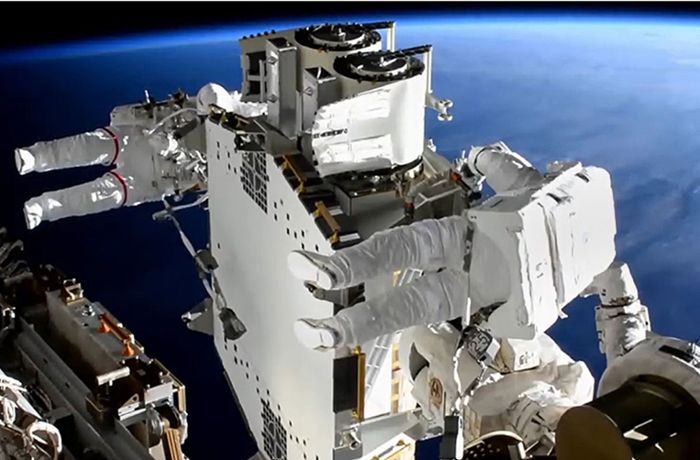 Astronauten bringen  neues Sonnensegel an ISS zum Einsatz