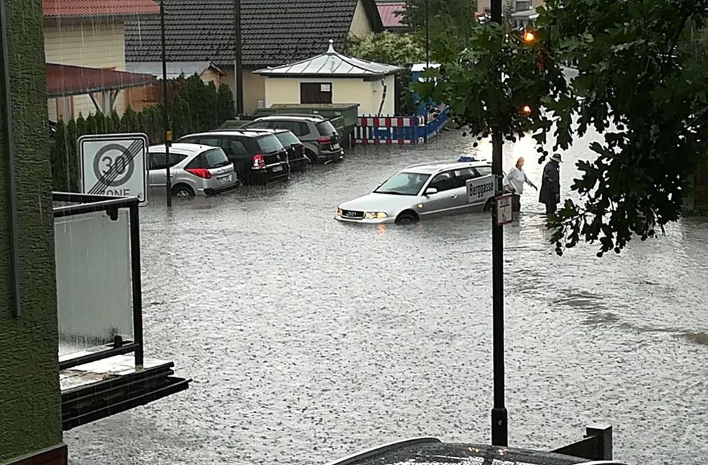 In Meimsheim steht das Wasser meterhoch auf den Straßen.