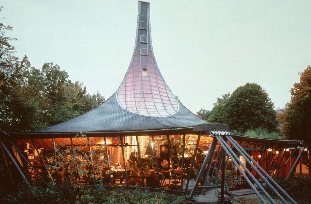 Das Ilek erforscht interdisziplinär neue Bauweisen und Tragstrukturen. Es hat seinen Sitz in dem Leichtbau-Pavillon auf dem Vaihinger Universitätsgelände, der einst als Versuchsbau für den Deutschen Expo-Pavillon in Montreal 1967 diente.