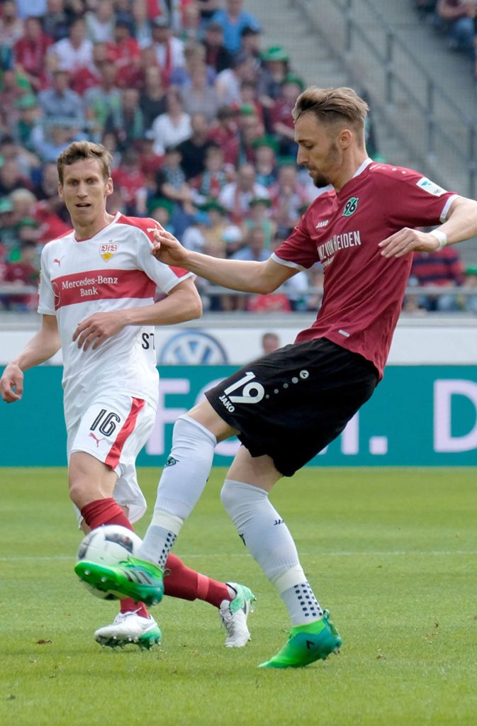 VfB-Spieler Florian Klein im Zweikampf mit Florian Hübner