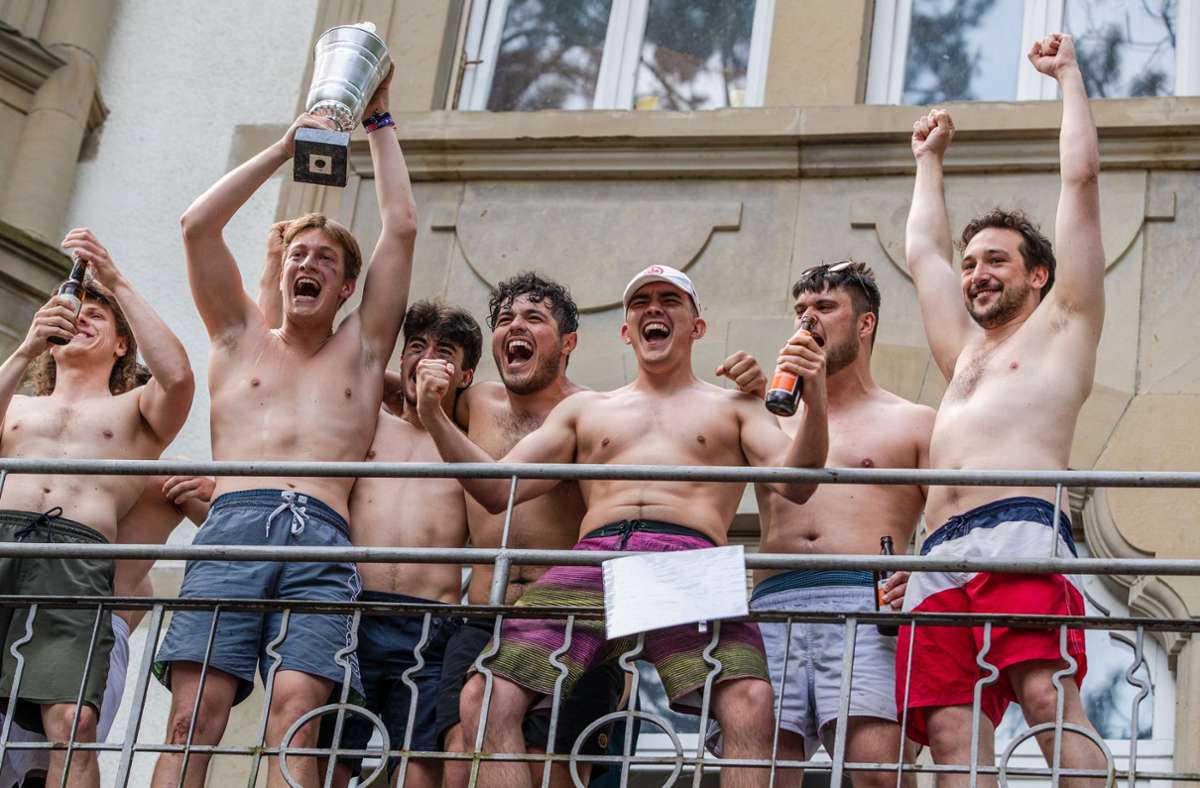 Das Team von „ATV Arminia“ freut sich über den Sieg beim Tübinger Stocherkahnrennen.