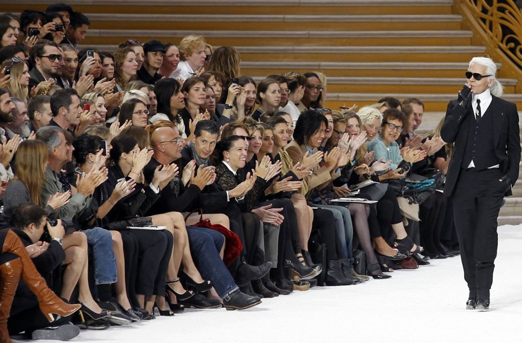 Seine Arbeit nahm Lagerfeld bis zum Schluss wie ein Besessener ernst: 2017 entwarf er 14 Kollektionen, da hatte er bereits 65 Jahre Modeindustrie hinter sich. Am 19. Februar 2019 verstarb der berühmte Modedesigner in Paris.