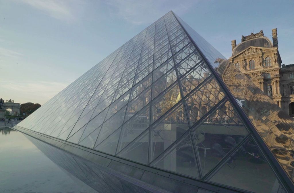 Die Glaspyramide überdeckt den unterirdischen Eingang des Louvre. Der chinesisch-amerikanische Architekt Ieoh Ming Pei hat sie entworfen, als Vorbild für den 1989 eröffneten Bau diente ihm die Cheopspyramide.